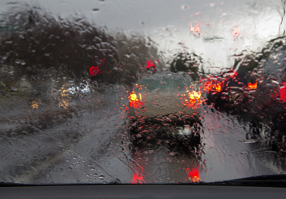 when driving in heavy rain drivers should use